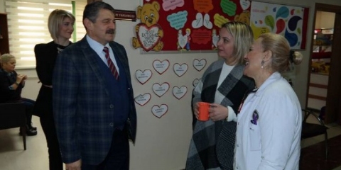 Bartın Belediye Başkanı Cemal Akın, Bartın Özel Açı Koleji Müdürü Turgut Engin ve öğretmenleri ziyaret etti. Akın ziyarette Bartın Belediyesi olarak eğitime her zaman destek olduklarını söyledi.